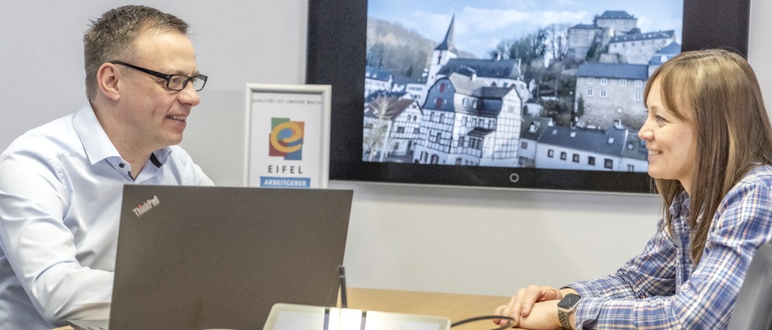 Im Beratungsgespräch, © VR-Bank Nordeifel eG Im Beratungsgespräch, © VR-Bank Nordeifel eG