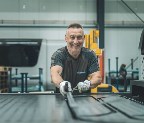Mitarbeiter in der Produktion, © S&D Blechtechnologie GmbH Mitarbeiter in der Produktion, © S&D Blechtechnologie GmbH