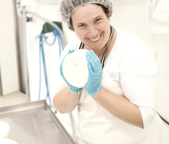 Fertig ausgeschöpfter Schnittkäse, © Goltz | Phormat Fertig ausgeschöpfter Schnittkäse, © Goltz | Phormat