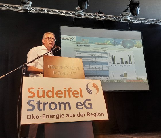 Volker Becker präsentiert die Geschäftszahlen, © Südeifel Strom eG Volker Becker präsentiert die Geschäftszahlen, © Südeifel Strom eG