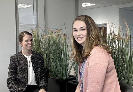 Carola Schwarz, Teamleiterin für den Bereich Kultur- und Personalmanagement (links) und Mitarbeiterin Sarah Gibalowski., © Eifel Tourismus Carola Schwarz, Teamleiterin für den Bereich Kultur- und Personalmanagement (links) und Mitarbeiterin Sarah Gibalowski., © Eifel Tourismus