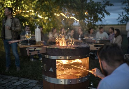 Feuertopf-Anzeizen, © Weber Stahl-Anarbeitungs-Service GmbH Feuertopf-Anzeizen, © Weber Stahl-Anarbeitungs-Service GmbH