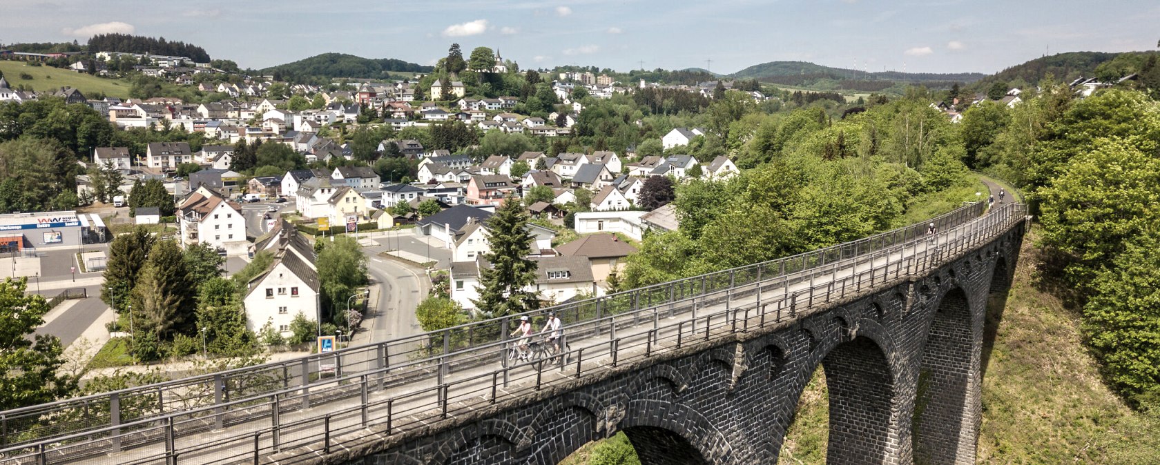 Über den Viadukt bei Daun führt heute der Maare-Mosel-Radweg, © Eifel Tourismus/Dominik Ketz Über den Viadukt bei Daun führt heute der Maare-Mosel-Radweg, © Eifel Tourismus/Dominik Ketz