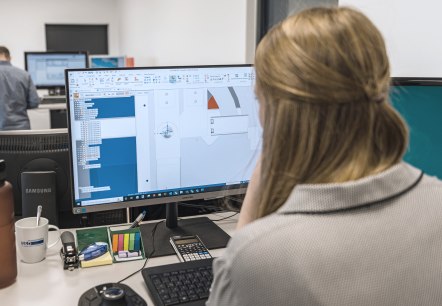 Mitarbeiterin in der Entwicklungsabteilung, © S&D Blechtechnologie GmbH Mitarbeiterin in der Entwicklungsabteilung, © S&D Blechtechnologie GmbH