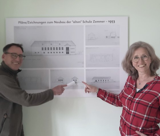 Bauherren vor altem Plan, © Eifel Tourismus GmbH Bauherren vor altem Plan, © Eifel Tourismus GmbH