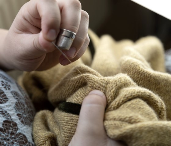 Beim Nähen, © Margret Gasper Beim Nähen, © Margret Gasper