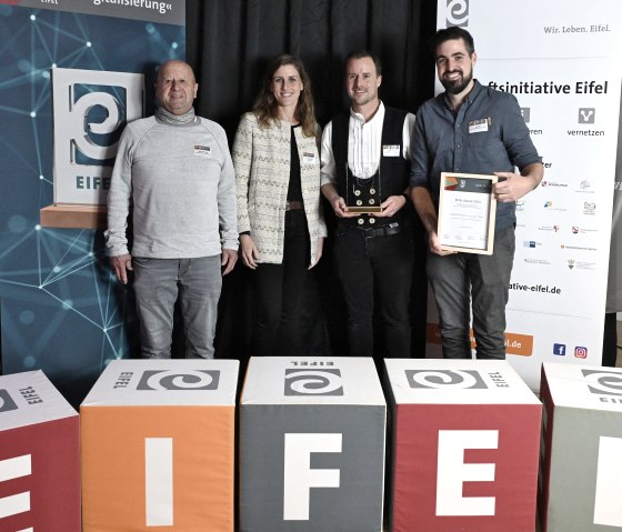 Der Dachdeckerbetrieb wird mit dem EIFEL Award Digitalisierung ausgezeichnet, © Eifel Tourismus GmbH Der Dachdeckerbetrieb wird mit dem EIFEL Award Digitalisierung ausgezeichnet, © Eifel Tourismus GmbH