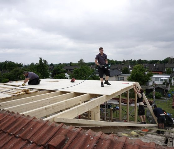 Mitarbeiter beim Dachdecken, © KAULARTZ Mitarbeiter beim Dachdecken, © KAULARTZ