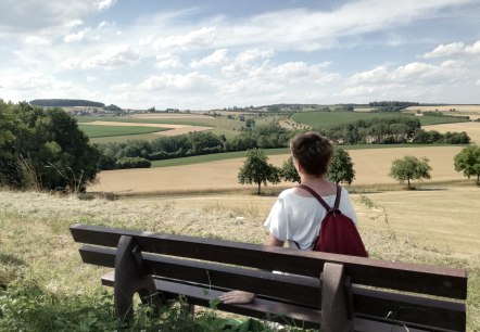 Bitburger LandGang "Im Kannenbachtal" - Wanderer auf der Ruhebank, © Tourist-Information Bitburger Land Bitburger LandGang "Im Kannenbachtal" - Wanderer auf der Ruhebank, © Tourist-Information Bitburger Land