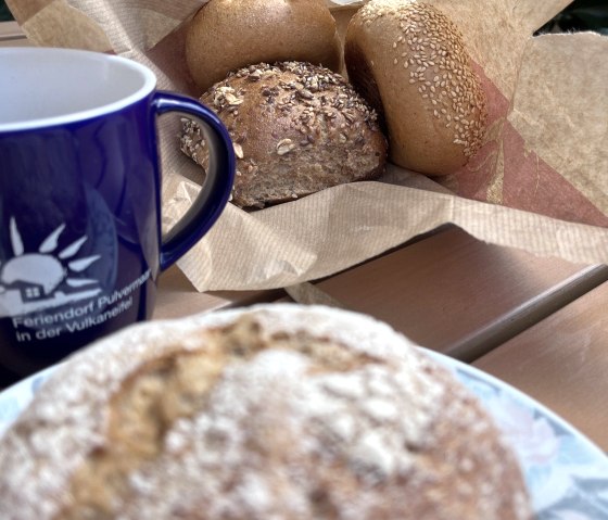 Kaffee und Brötchen, © Feriendorf Pulvermaar Kaffee und Brötchen, © Feriendorf Pulvermaar