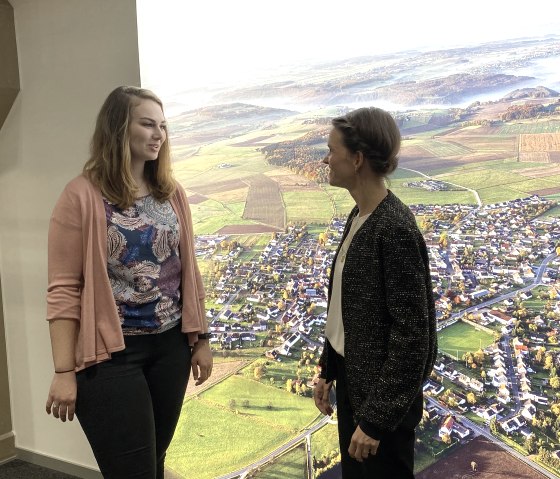 Carola Schwarz, Teamleiterin für den Bereich Kultur- und Personalmanagement (rechts) und Mitarbeiterin Sarah Gibalowski., © Eifel Tourismus Carola Schwarz, Teamleiterin für den Bereich Kultur- und Personalmanagement (rechts) und Mitarbeiterin Sarah Gibalowski., © Eifel Tourismus