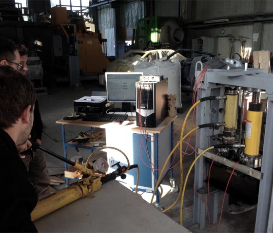 Materialtests und Prüfungen, © Floss Holzbau GmbH Materialtests und Prüfungen, © Floss Holzbau GmbH