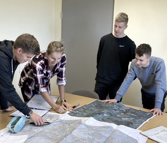 Der Job im Büro: Koordinieren, Planen, Karthografieren, © DLR Eifel Der Job im Büro: Koordinieren, Planen, Karthografieren, © DLR Eifel
