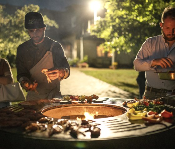 Grillen mit dem Feuertopf, © Weber Stahl-Anarbeitungs-Service GmbH Grillen mit dem Feuertopf, © Weber Stahl-Anarbeitungs-Service GmbH