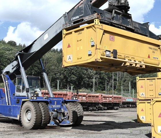 Die Reachstacker sind wendig und heben die Container vom LKW auf die Schiene, © Eifel Tourismus/Petra Grebe Die Reachstacker sind wendig und heben die Container vom LKW auf die Schiene, © Eifel Tourismus/Petra Grebe