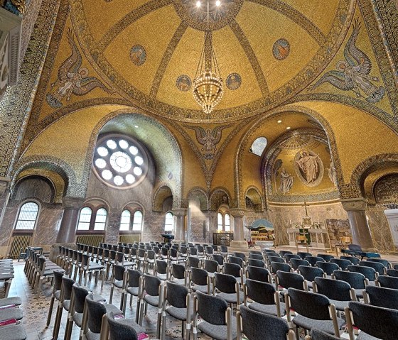 Erlöserkirche Gerolstein Innenansicht (1), © Foto Achim Meurer, https://achimmeurer.com/ Erlöserkirche Gerolstein Innenansicht (1), © Foto Achim Meurer, https://achimmeurer.com/