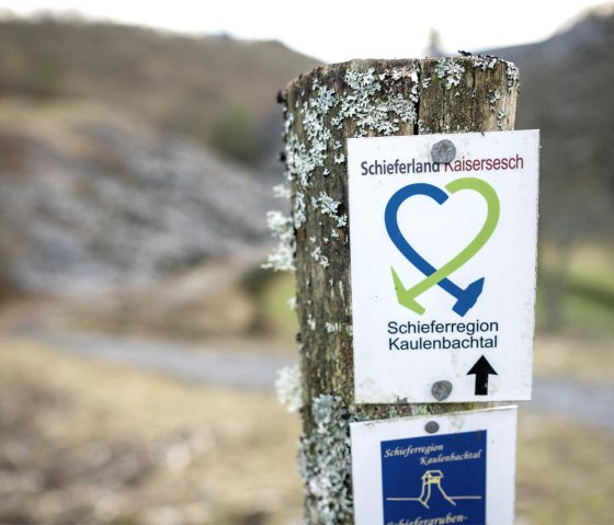 Wegweiser Schieferregion Kaulenbachtal, © Eifel Tourismus/Dominik Ketz Wegweiser Schieferregion Kaulenbachtal, © Eifel Tourismus/Dominik Ketz