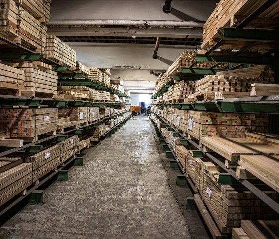 Im eigenen Holzlager steht eine breite Auswahl an Hölzern für die Produktion bereit., © UNILUX Im eigenen Holzlager steht eine breite Auswahl an Hölzern für die Produktion bereit., © UNILUX