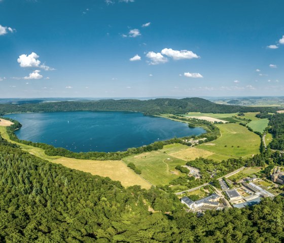 Maria Laach mit Laacher See, © Eifel Tourismus GmbH, Dominik Ketz Maria Laach mit Laacher See, © Eifel Tourismus GmbH, Dominik Ketz