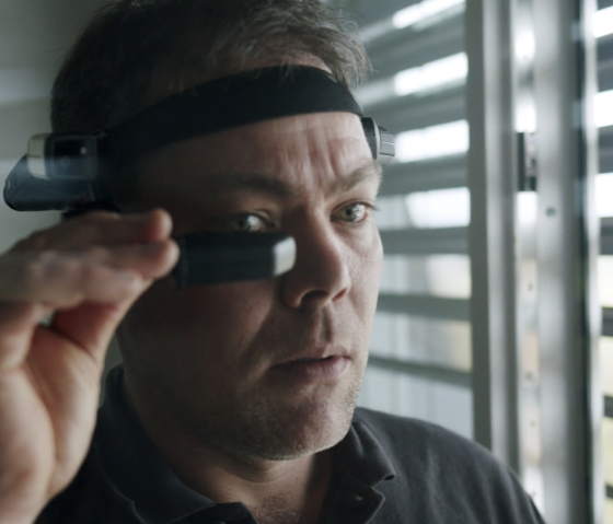 Bei der Wartung der Fenster werden die Monteure vor Ort via Datenbrille von den Spezialisten im Werk unterstützt. Bei der Wartung der Fenster werden die Monteure vor Ort via Datenbrille von den Spezialisten im Werk unterstützt.