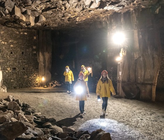 Mit Taschenlampe unterwegs im Lavakeller Mendig, © Eifel Tourismus GmbH, D. Ketz Mit Taschenlampe unterwegs im Lavakeller Mendig, © Eifel Tourismus GmbH, D. Ketz