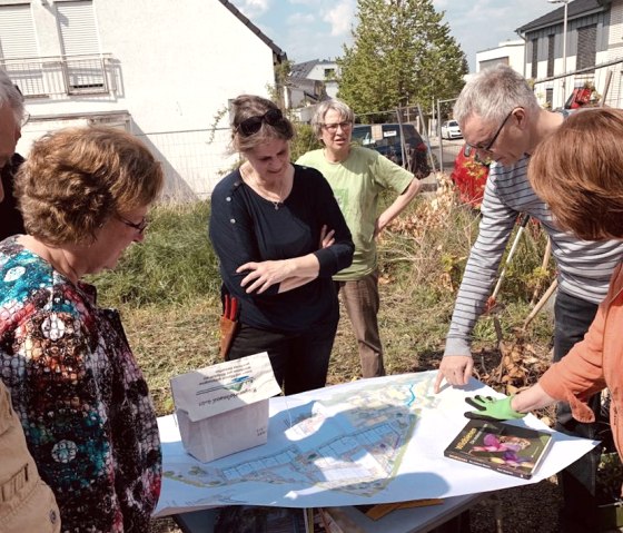 Gemeinsam werden die Gartenflächen geplant, © PrymPark-Quartiersgesellschaft Gemeinsam werden die Gartenflächen geplant, © PrymPark-Quartiersgesellschaft