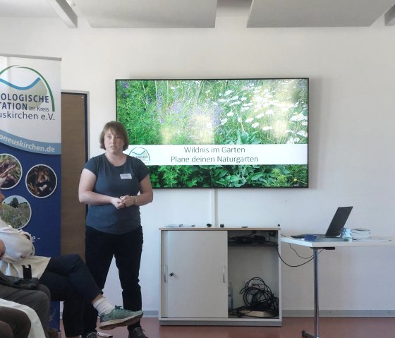 Jennifer Thelen hielt im Rahmen der Deutsch-Belgischen Naturpark Akademie 2024 einen Vortrag zum Thema "Wildnis im Garten", © Nicolas Gath Jennifer Thelen hielt im Rahmen der Deutsch-Belgischen Naturpark Akademie 2024 einen Vortrag zum Thema "Wildnis im Garten", © Nicolas Gath