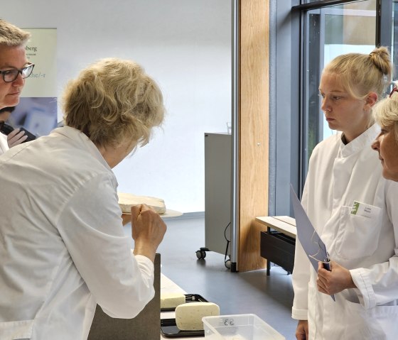 Käseprüfung vom Verband für handwerkliche Milchverarbeitung e. V., © Verband für handwerkliche Milchverarbeitung e. V. Käseprüfung vom Verband für handwerkliche Milchverarbeitung e. V., © Verband für handwerkliche Milchverarbeitung e. V.