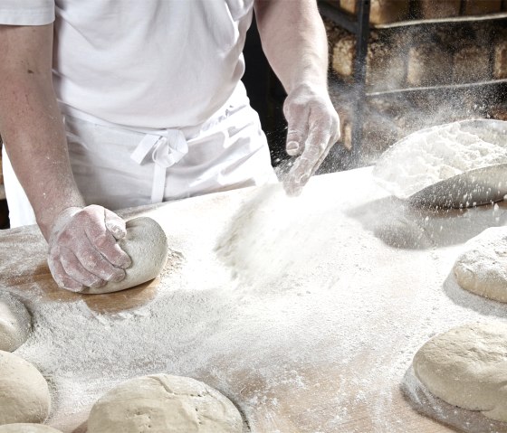 Brotteig kneten, © Bäckerei Lutz Brotteig kneten, © Bäckerei Lutz