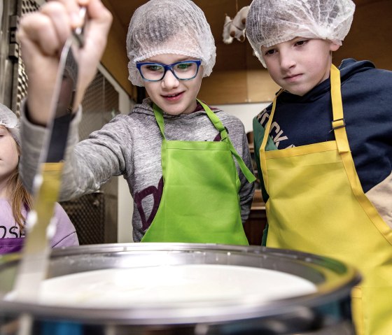 Käseherstellung Kindergeburtstag auf dem Vulkanhof, © Goltz | Phormat Käseherstellung Kindergeburtstag auf dem Vulkanhof, © Goltz | Phormat