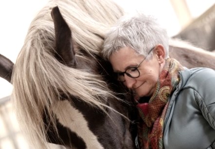 Tanja Kessler mit einer Stute, © Tanja Kessler Tanja Kessler mit einer Stute, © Tanja Kessler