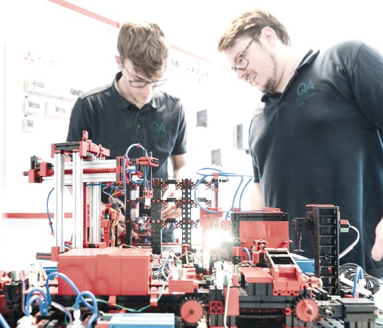 Auszubildende bei der Quality Automation, © Quality Automation GmbH Auszubildende bei der Quality Automation, © Quality Automation GmbH