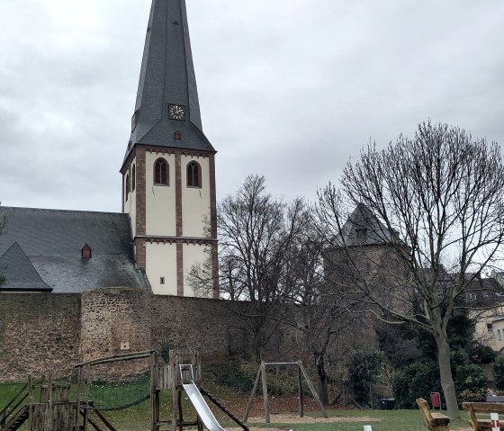 Blick auf die Kirchen St. Martin und die Stadtmauer, © Eifel Tourismus/Petra Grebe Blick auf die Kirchen St. Martin und die Stadtmauer, © Eifel Tourismus/Petra Grebe