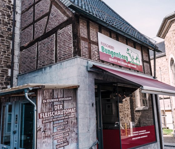 Neben ihrer Filiale in Zweifall steht ein Automat, den Kunden gerne außerhalb der Öffnungszeiten nutzen, © Fleischerei Bungenberg Neben ihrer Filiale in Zweifall steht ein Automat, den Kunden gerne außerhalb der Öffnungszeiten nutzen, © Fleischerei Bungenberg
