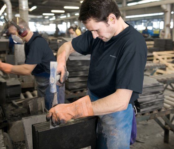 Manuelle Plattenherstellung, © Rathscheck Schiefer und Dachsysteme Manuelle Plattenherstellung, © Rathscheck Schiefer und Dachsysteme