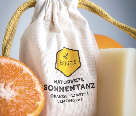 Die Seife wird im kleinen Stoffbeutel verpackt, © BieNeis Die Seife wird im kleinen Stoffbeutel verpackt, © BieNeis