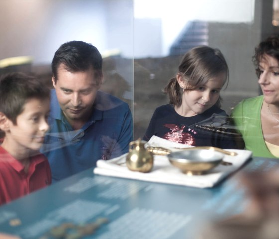 Mit Kindern unterwegs in den Römerthermen, © LVR-ZMBD. Schmitz Mit Kindern unterwegs in den Römerthermen, © LVR-ZMBD. Schmitz