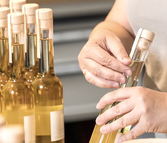 Eifel Destillerie - Handetikettierung, © Eifel-Destillerie P.J. Schütz Eifel Destillerie - Handetikettierung, © Eifel-Destillerie P.J. Schütz