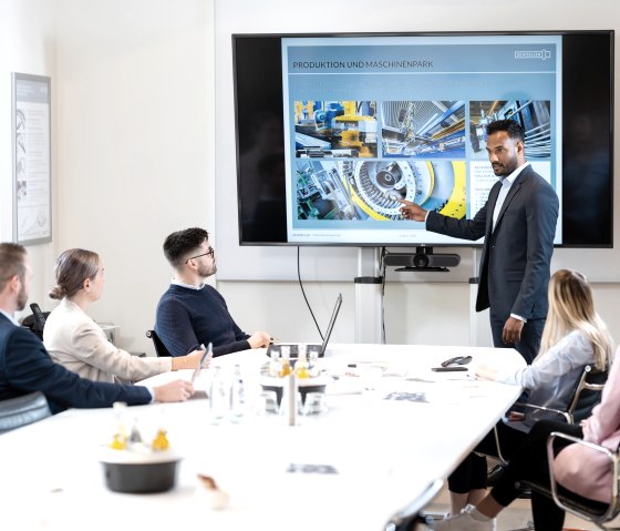 Mitarbeiter in der Besprechung, © Schoeller Mitarbeiter in der Besprechung, © Schoeller