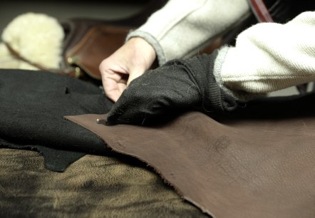 Das Leder wird poliert, © Eifel Tourismus/Petra Grebe Das Leder wird poliert, © Eifel Tourismus/Petra Grebe