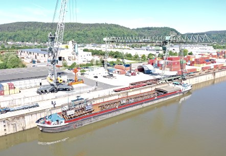 Ein Binnenschiff wird verladen, © Trierer Hafengesellschaft mbH Ein Binnenschiff wird verladen, © Trierer Hafengesellschaft mbH