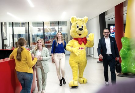 Ein Goldbär an der Rezeption bei Haribo., © Haribo Ein Goldbär an der Rezeption bei Haribo., © Haribo