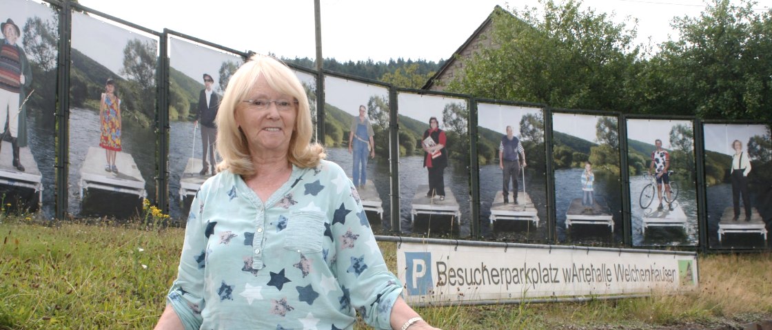 „Ich war von der Idee sofort begeistert!“ Leonie Simons, 1. Vorsitzende des Fördervereins „Museum wArtehalle Welchenhausen“, ist von Anfang an dabei., © Eifel hautnah, Stefan Lieser „Ich war von der Idee sofort begeistert!“ Leonie Simons, 1. Vorsitzende des Fördervereins „Museum wArtehalle Welchenhausen“, ist von Anfang an dabei., © Eifel hautnah, Stefan Lieser