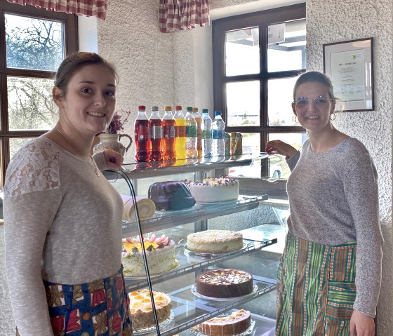 Ayla und Kira Kowalinski vor der Kuchenauswahl, © Angelika Koch, ET Ayla und Kira Kowalinski vor der Kuchenauswahl, © Angelika Koch, ET