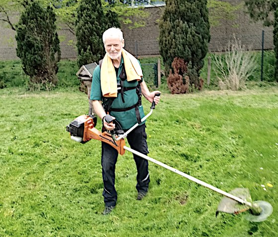 Peter Nießen übernimmt gerne mal die Gartenarbeit für andere, © GenoEifel Peter Nießen übernimmt gerne mal die Gartenarbeit für andere, © GenoEifel