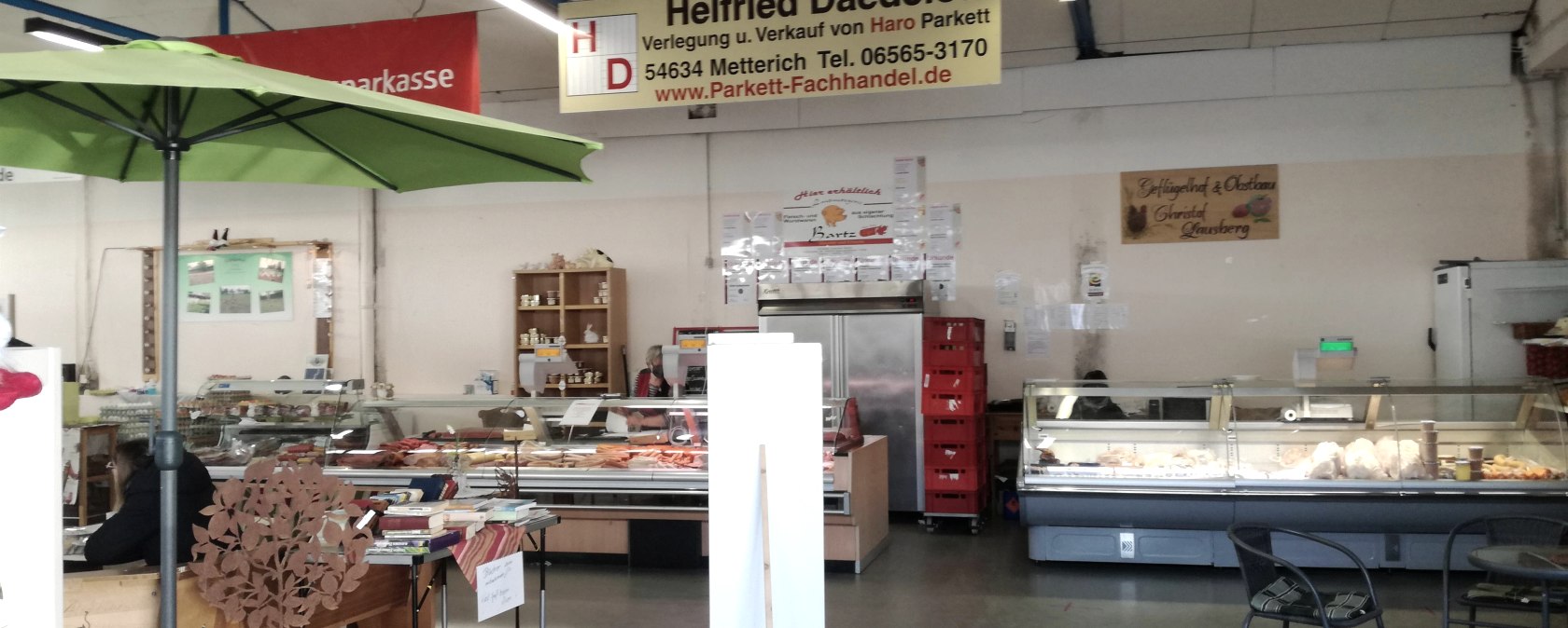 Markstände in der Bitburger Bauernmarkthalle, © Tourist-Information Bitburger Land Markstände in der Bitburger Bauernmarkthalle, © Tourist-Information Bitburger Land