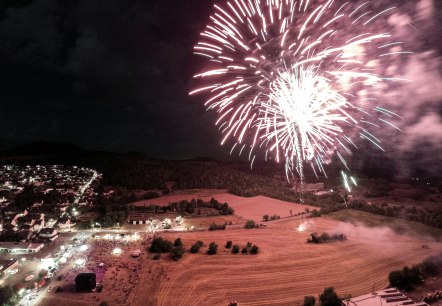 Mit der „Nacht der Vulkane“ erinnern die Veranstalter an die Naturgewalten, die sich vor 10.000 Jahren um den Laacher-See entluden. Ein buntes Programm von Konzerten bis zu Wanderungen wird in der Veranstaltungswoche geboten, die mit einem vulkanischen Feuerspektakel den Abschluss findet., © Peter Betz Mit der „Nacht der Vulkane“ erinnern die Veranstalter an die Naturgewalten, die sich vor 10.000 Jahren um den Laacher-See entluden. Ein buntes Programm von Konzerten bis zu Wanderungen wird in der Veranstaltungswoche geboten, die mit einem vulkanischen Feuerspektakel den Abschluss findet., © Peter Betz
