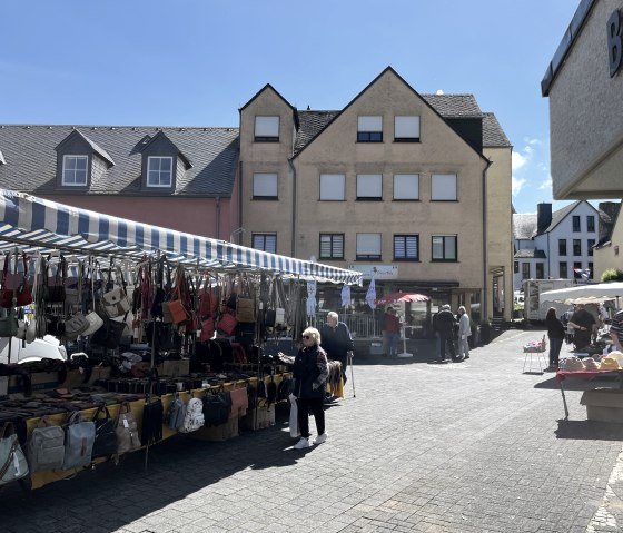 Zweimal im Monat findet der Kramermarkt statt., © Eifel Tourismus GmbH/Angelika Koch Zweimal im Monat findet der Kramermarkt statt., © Eifel Tourismus GmbH/Angelika Koch