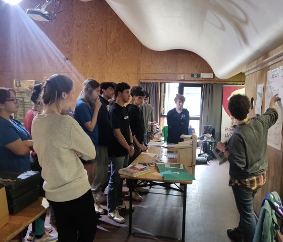 Vortrag zum Thema Nistbau im Rahmen des Jugendcamps, © Naturpark Nordeifel Vortrag zum Thema Nistbau im Rahmen des Jugendcamps, © Naturpark Nordeifel