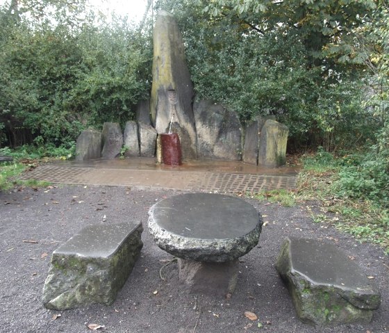 Burg-Quelle mit Rastplatz, © VG Pellenz/Manea Burg-Quelle mit Rastplatz, © VG Pellenz/Manea